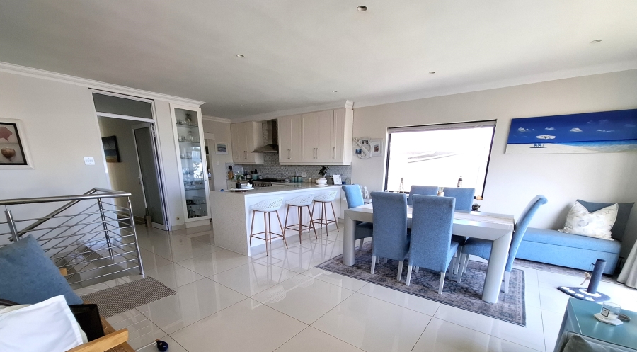 To Let 4 Bedroom Property for Rent in Bloubergstrand Western Cape